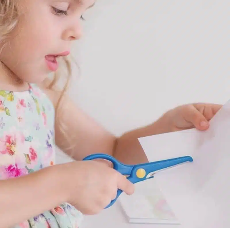 https://www.kiddiesfoodkutter.com.au/wp-content/uploads/2020/03/Kiddies-Safety-Scissors-cutting-papper.jpg.webp